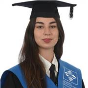 Profesora de inglés imparte clases a niños de primaria y ESO